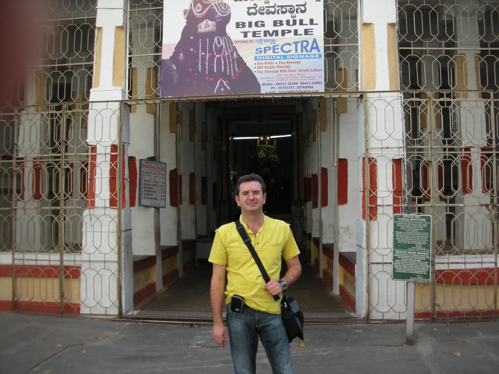 Janni vor dem Big Bull Temple in Bangalore, 2008
