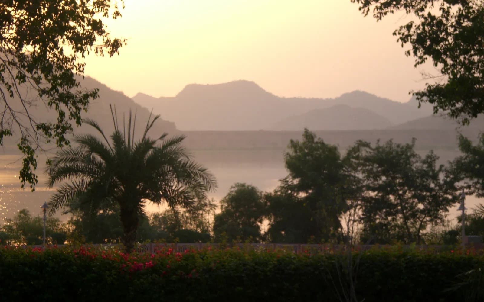 Morgenstimmung in Indien mit Bergen, Palmen und einem See, Oktober 2009